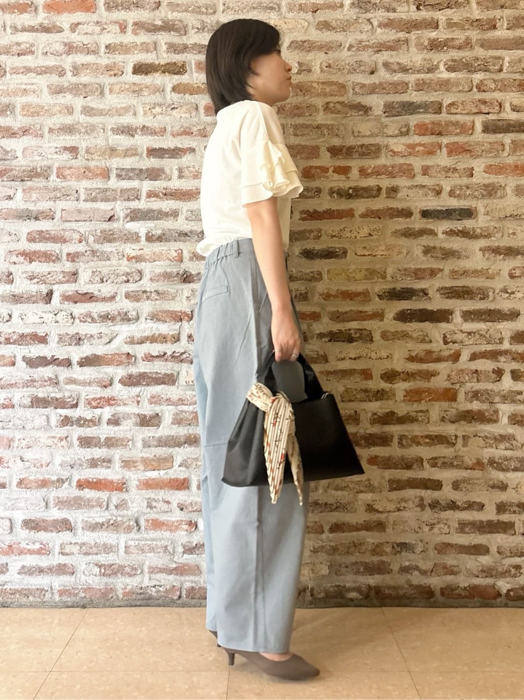 しばさんの「THE SHOP TK｜【汗染み防止】袖フリルTシャツ【UVカット/洗濯機OK】」を使ったコーディネート