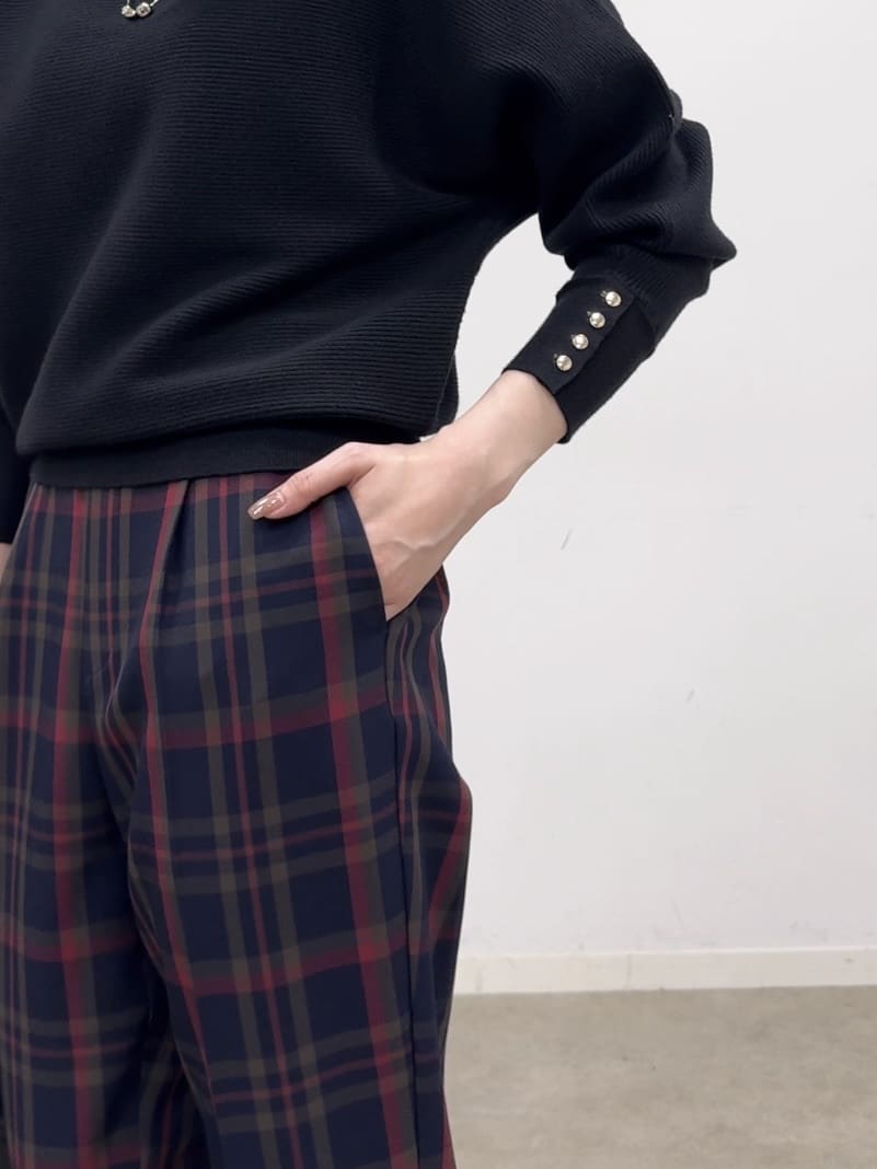 𝐜𝐡𝐢𝐤𝐚さんの「SHOO･LA･RUE｜【S-LL/チェック柄アソート】脚のラインをきれいに見せる タックテーパードパンツ」を使ったコーディネート