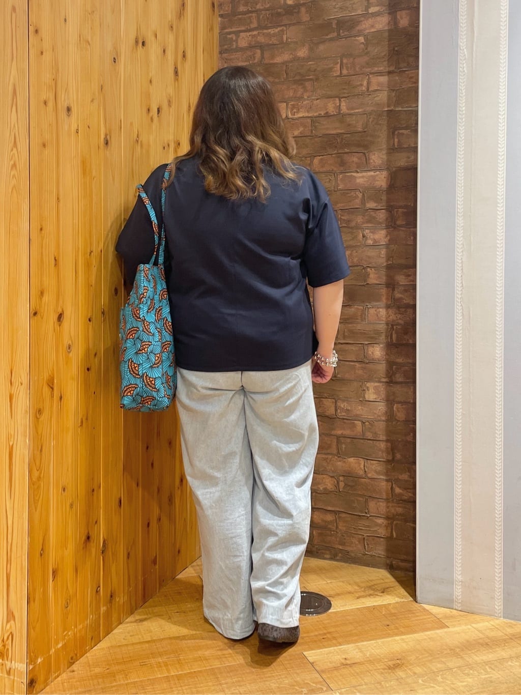 Risaさんの「SHOO･LA･RUE｜【洗える】Vネックですっきり見え ロゴトップス」を使ったコーディネート