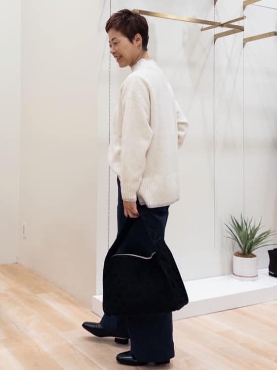 シュウコさんの「grove｜【洗える】ふんわりウール混オーバーサイズニット」を使ったコーディネート