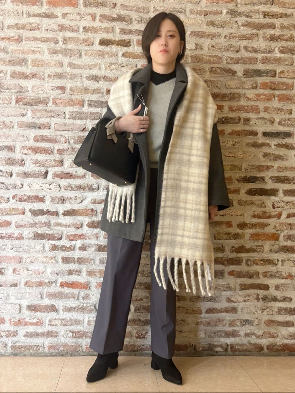 しばさんの「THE SHOP TK｜クラシカルな装い ウールライクスタンドカラーコート」を使ったコーディネート