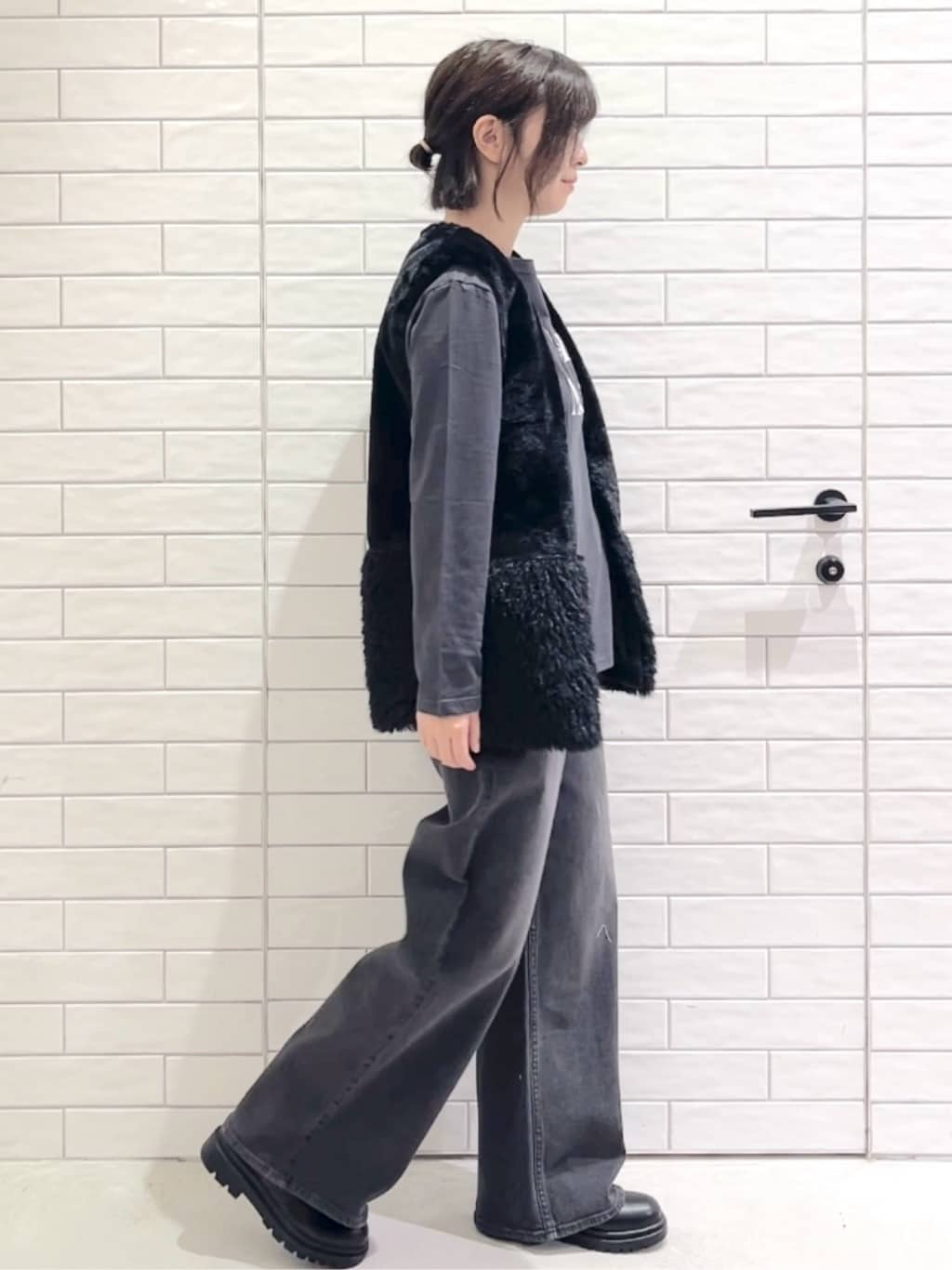 しおりさんの「OPAQUE.CLIP｜ロングロゴTシャツ【洗濯機OK】」を使ったコーディネート