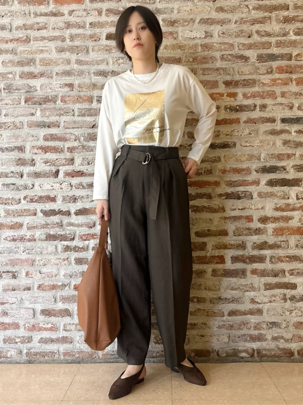 しばさんの「THE SHOP TK｜【後ろ姿もサマになる】ストライプ バックシャーリングシャツ/体型カバー/洗える」を使ったコーディネート