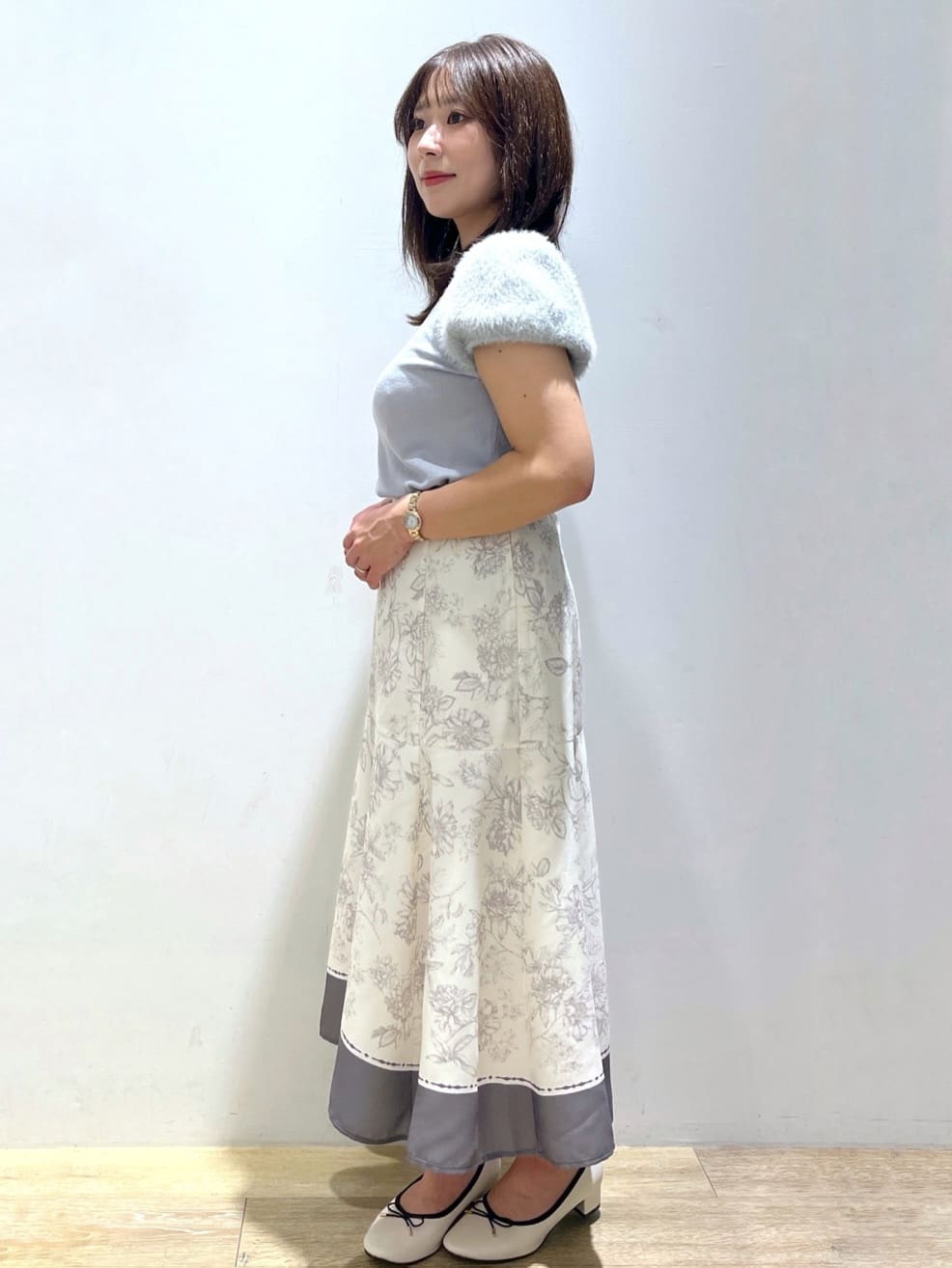 さやかさんの「index｜《6色展開》フェザーパフスリーブVネックニット【洗濯機洗い可】」を使ったコーディネート
