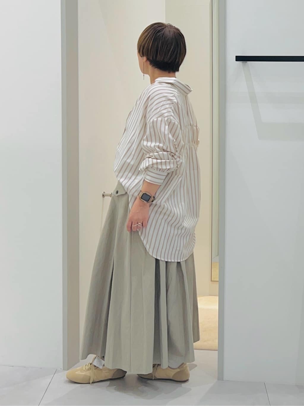 タナさんの「THE SHOP TK｜【後ろ姿もサマになる】ストライプ バックシャーリングシャツ/体型カバー/洗える」を使ったコーディネート