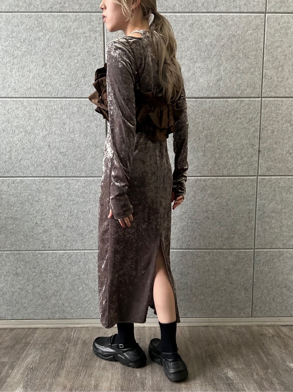 honoka Aさんの「CODE A｜【Re】neck point velour dress」を使ったコーディネート