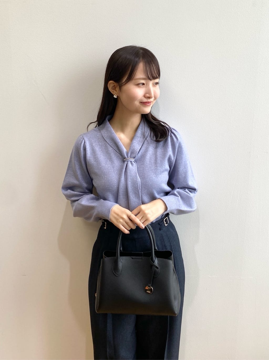 みさかさんの「index｜ゴールドパーツ付きボウタイニット【洗濯機OK】《10col／XS～LL》」を使ったコーディネート