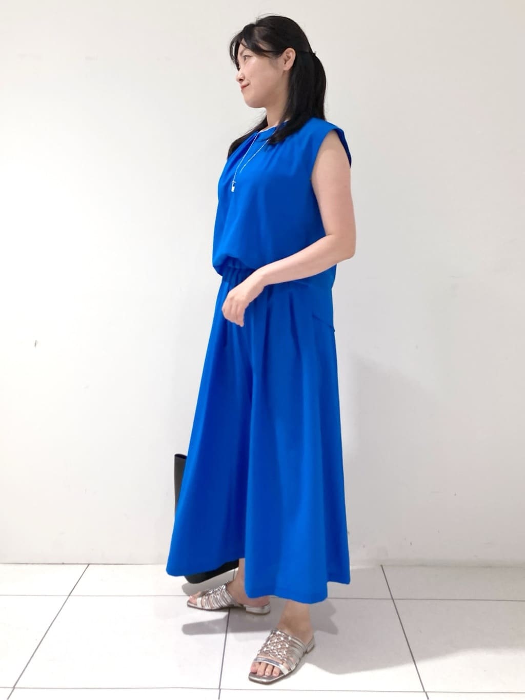 momokoさんの「INDIVI｜【クールエアー素材／UVケア／吸汗速乾】エアリータックブラウス」を使ったコーディネート