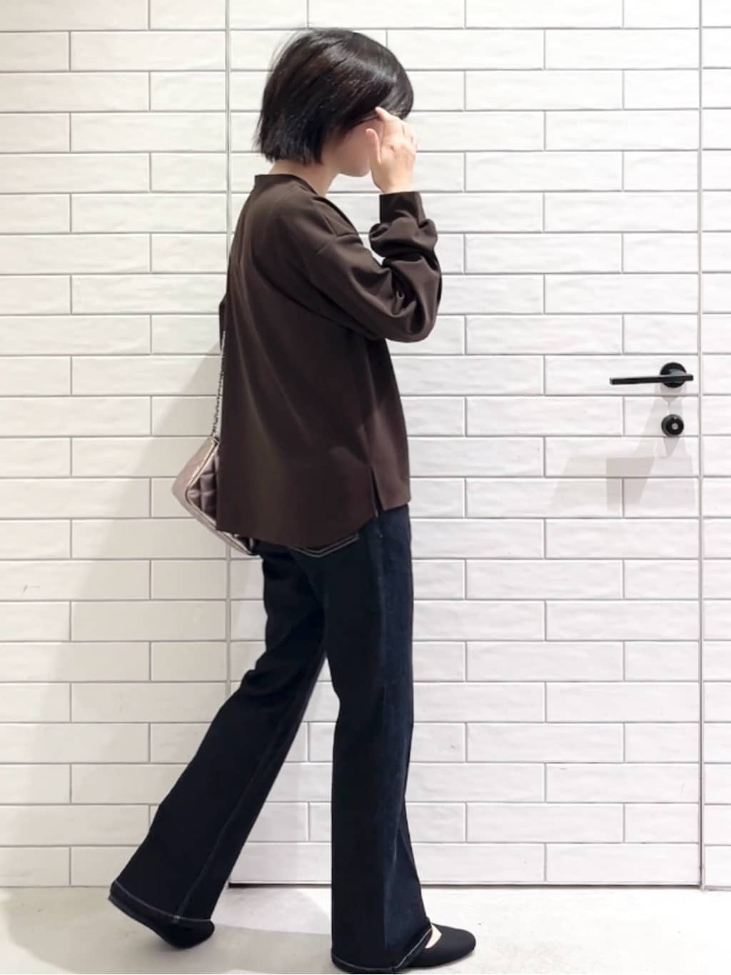 しおりさんの「OPAQUE.CLIP｜サテン使いヘンリーネックトップス【洗濯機OK】」を使ったコーディネート