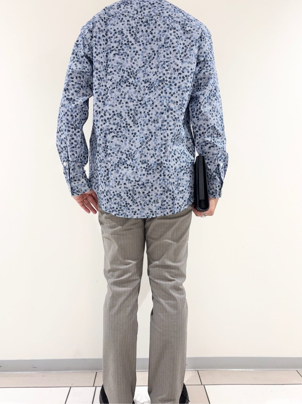 及川さんの「TAKEO KIKUCHI｜ストライプ小花 長袖シャツ」を使ったコーディネート