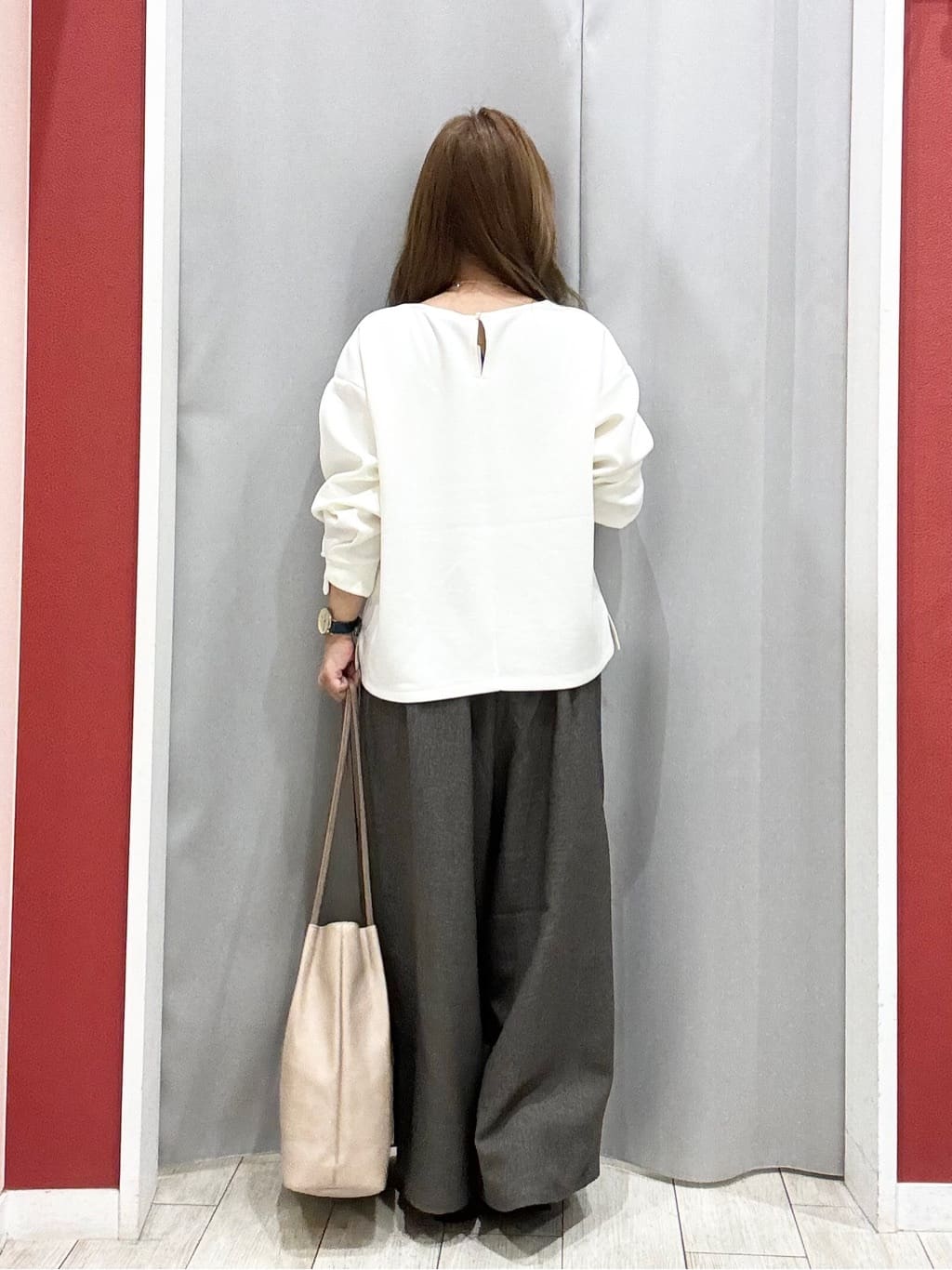 shioさんの「SHOO･LA･RUE｜【S-LL】大人のデイリースタイルに お袖タック フェイクパール付きトップス」を使ったコーディネート