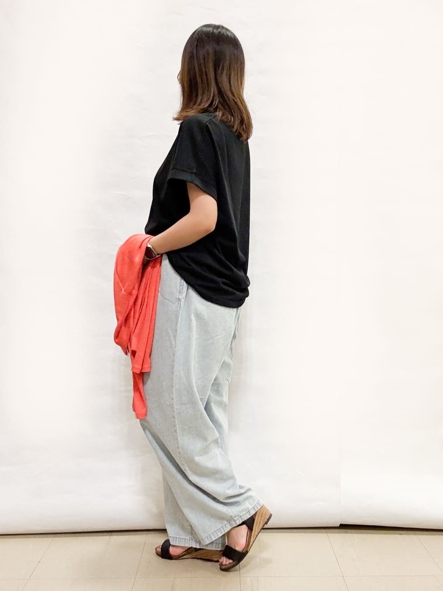 bulさんの「SHOO･LA･RUE｜【S-LL/ひんやり/UV】手の甲まで隠れる トッパーカーディガン」を使ったコーディネート
