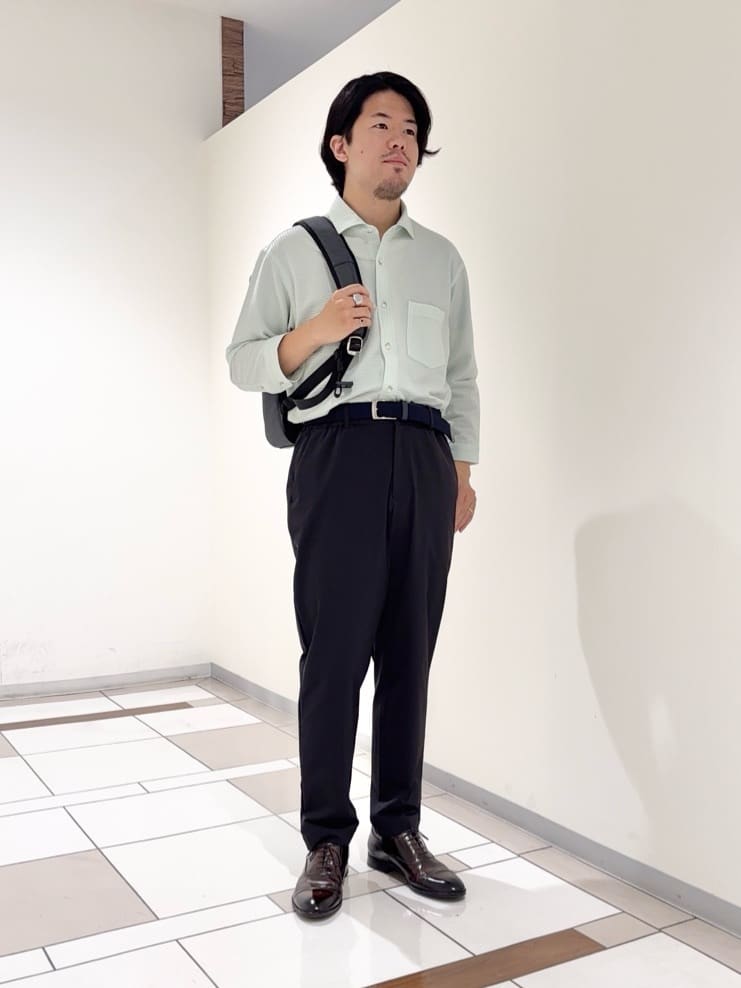 及川さんの「TAKEO KIKUCHI｜【3Dナイロンストレッチ】スリムイージーパンツ」を使ったコーディネート
