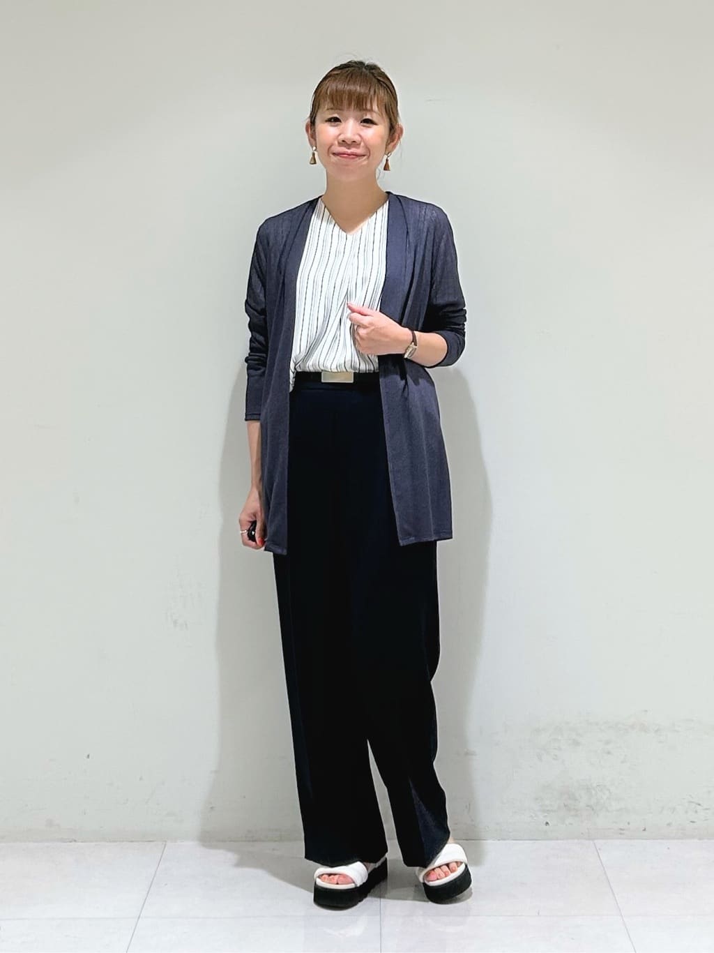 tsuyuさんの「INDIVI｜【洗える／通勤】無地＆マルチストライプ柄Vネックブラウス」を使ったコーディネート