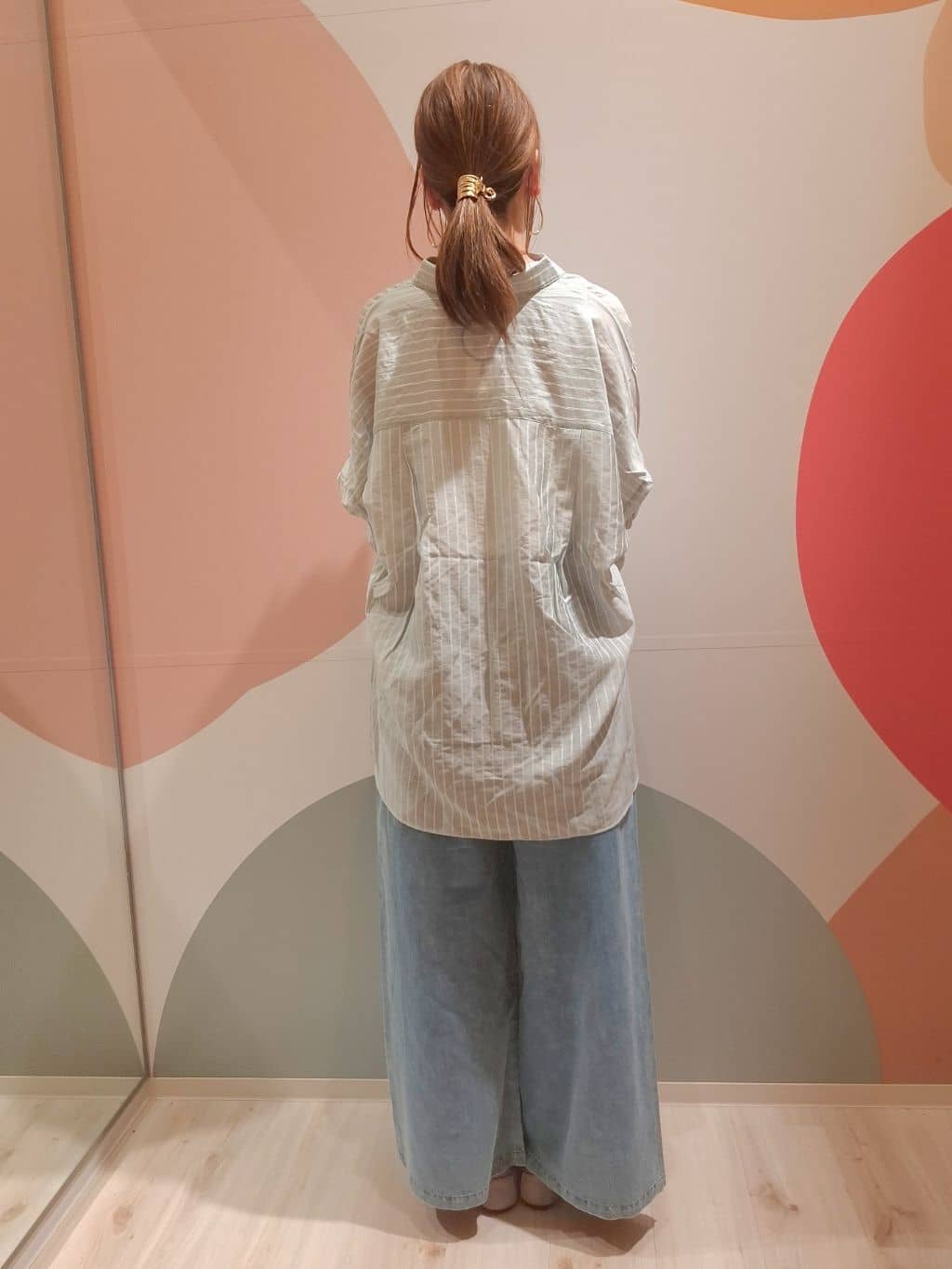 次女さんの「SHOO･LA･RUE｜【S-LL】程よい透け感 ストライプ柄 お袖ギャザーデザインシャツ」を使ったコーディネート