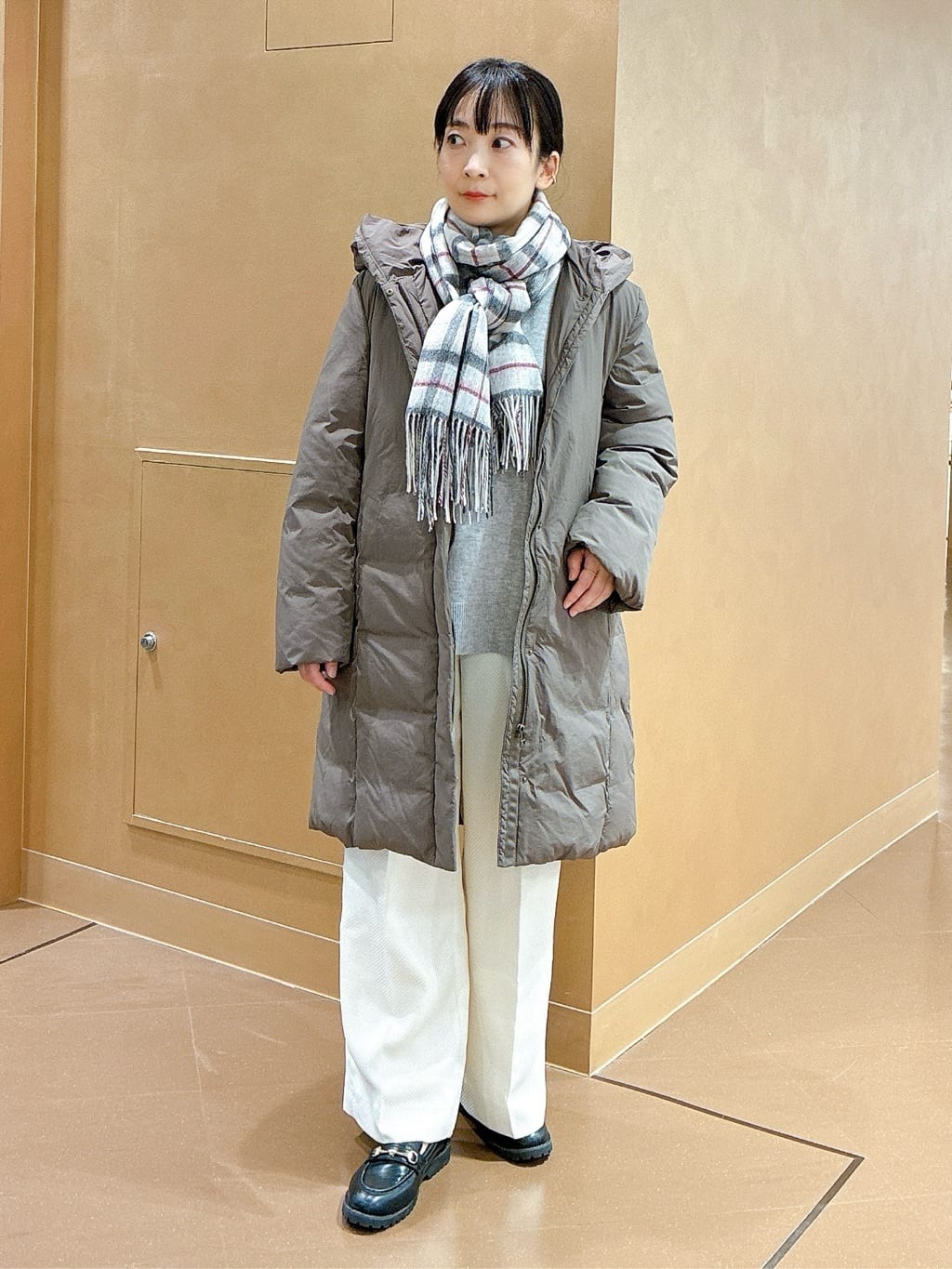 hattoriさんの「INDIVI｜【撥水／洗える】ステッチレス ロングダウンコート」を使ったコーディネート