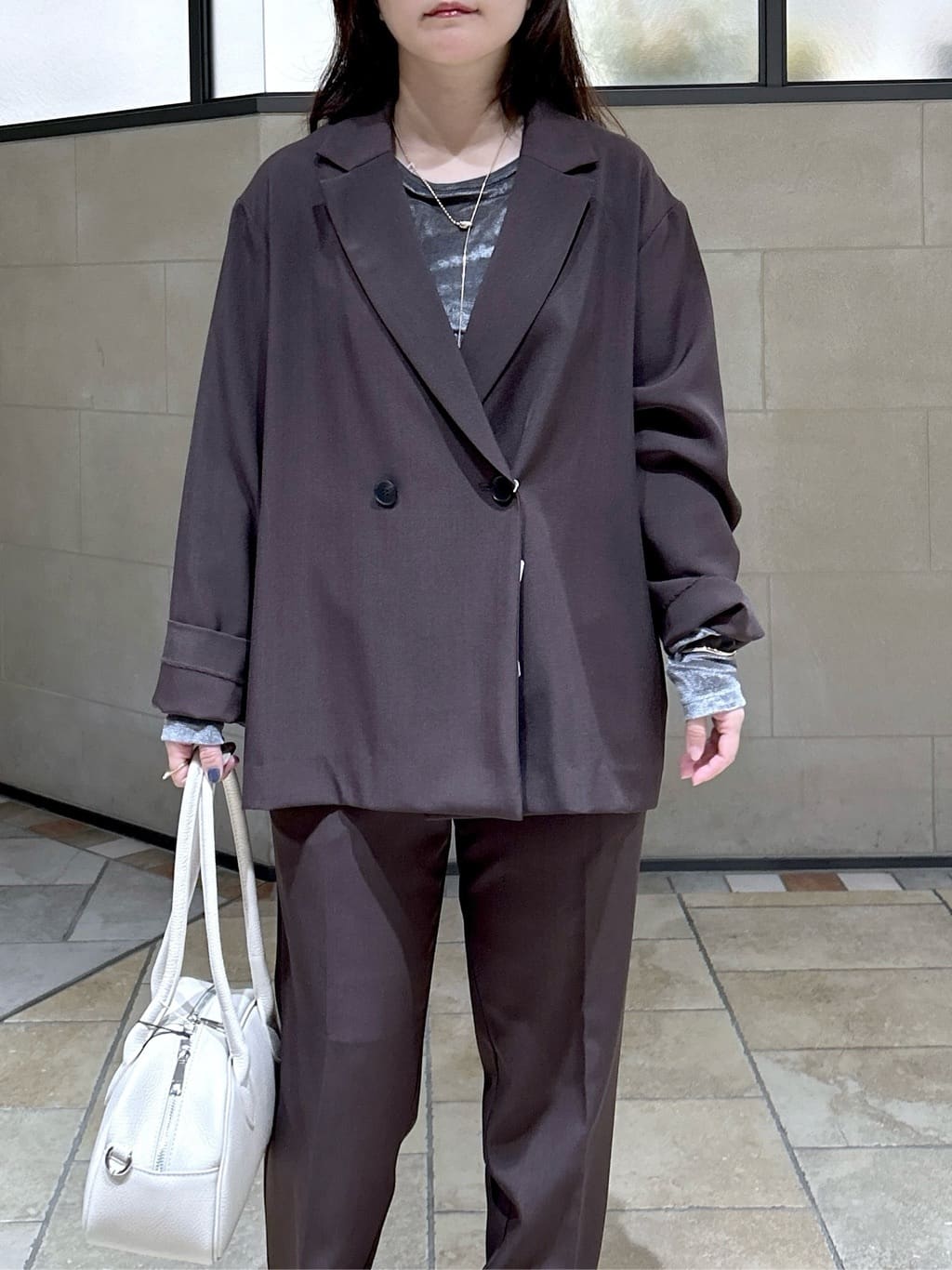 よねさんの「INDIVI｜Comfy SET UP｜イージーテーパードパンツ【セットアップ対応／通勤/カセット服】」を使ったコーディネート
