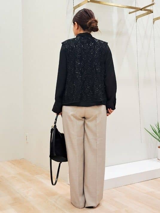 ふるさんの「grove｜リーフ刺繍スパンコールベスト＆ブラウスセット」を使ったコーディネート