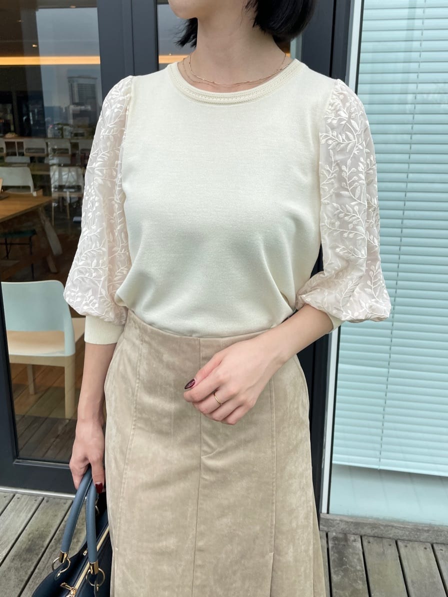 NATSUMIさんの「grove｜【二の腕カバー】繊細さと上品さをまとう袖刺繍プルオーバーニット」を使ったコーディネート