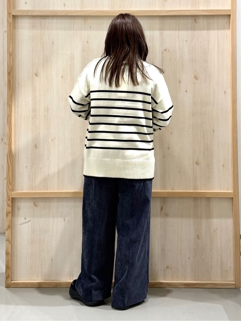 nanaさんの「THE SHOP TK｜【インしないで着られる】金ボタン ハイネックニット/毛玉になりにくい/静電気防止/洗濯機OK」を使ったコーディネート