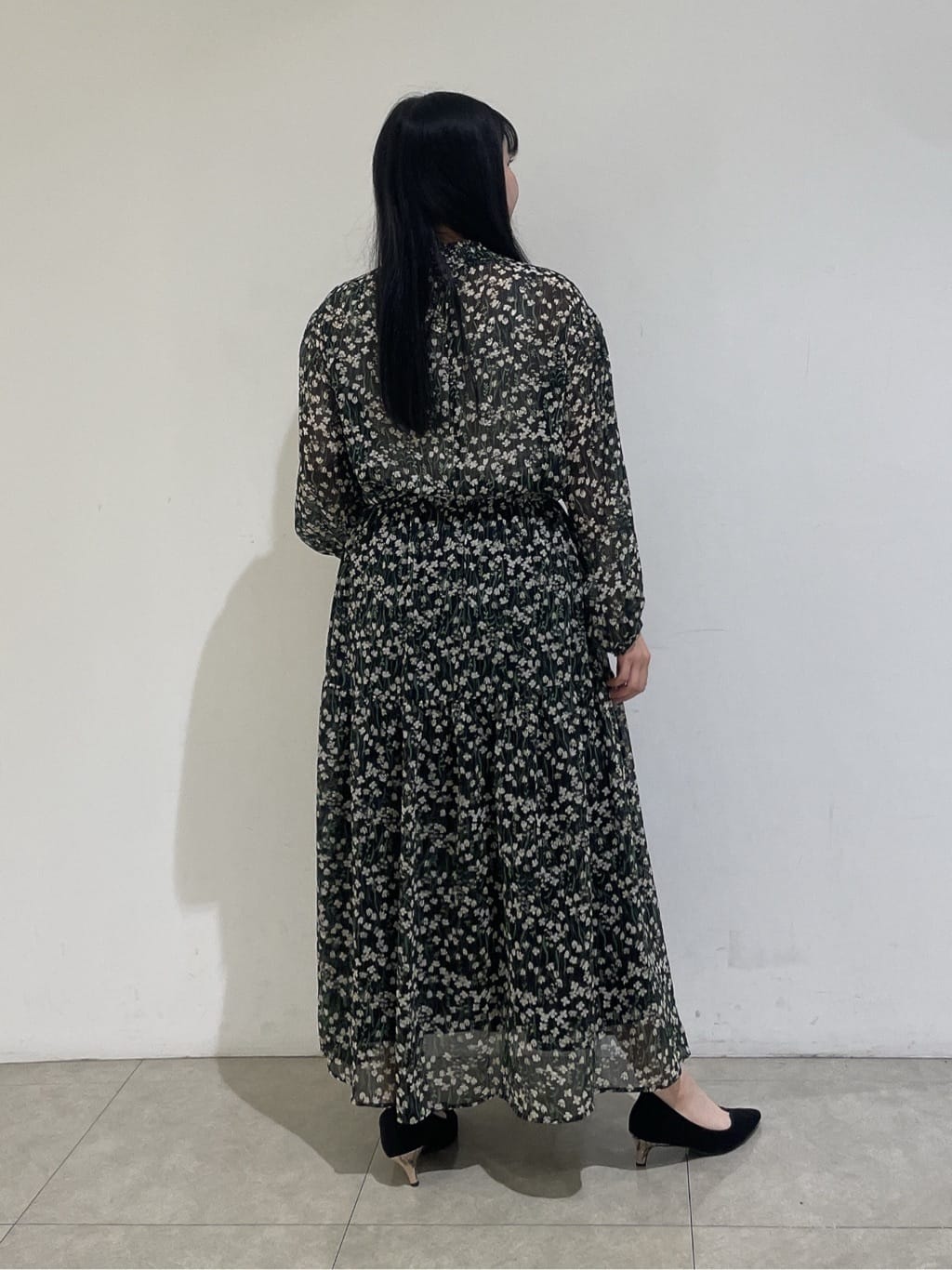 emikaさんの「INDIVI｜【秋映え柄/セットアップ可能】フラワーシフォンブラウス」を使ったコーディネート