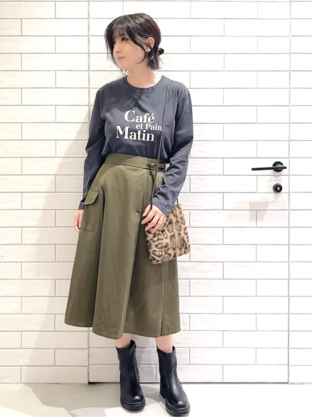 しおりさんの「OPAQUE.CLIP｜ロングロゴTシャツ【洗濯機OK】」を使ったコーディネート