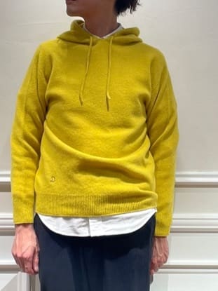 橋本さんの「DRESSTERIOR｜◆カシミヤブレンドフードニット」を使ったコーディネート
