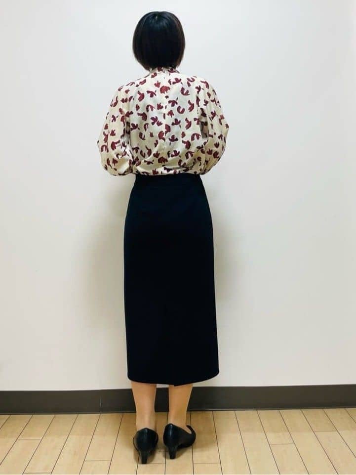 Riiさんの「Reflect｜【ジャケットのインナーにおすすめ◎】花柄タックデザインブブラウス」を使ったコーディネート