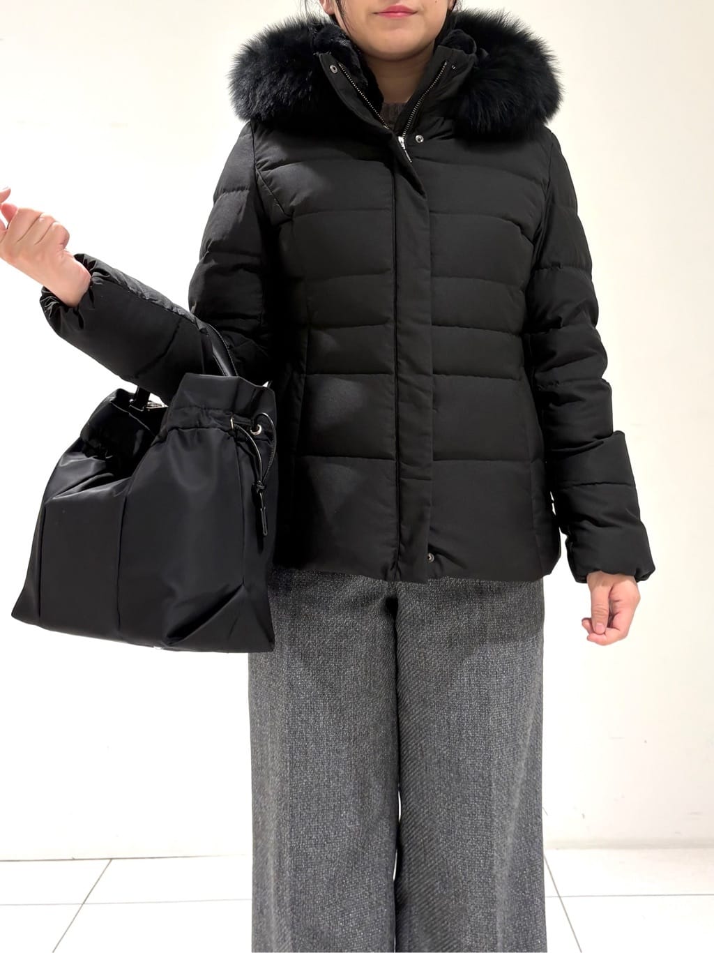 momokoさんの「INDIVI｜【名品／撥水／抗菌防臭】ショート丈リサイクルダウンコート」を使ったコーディネート