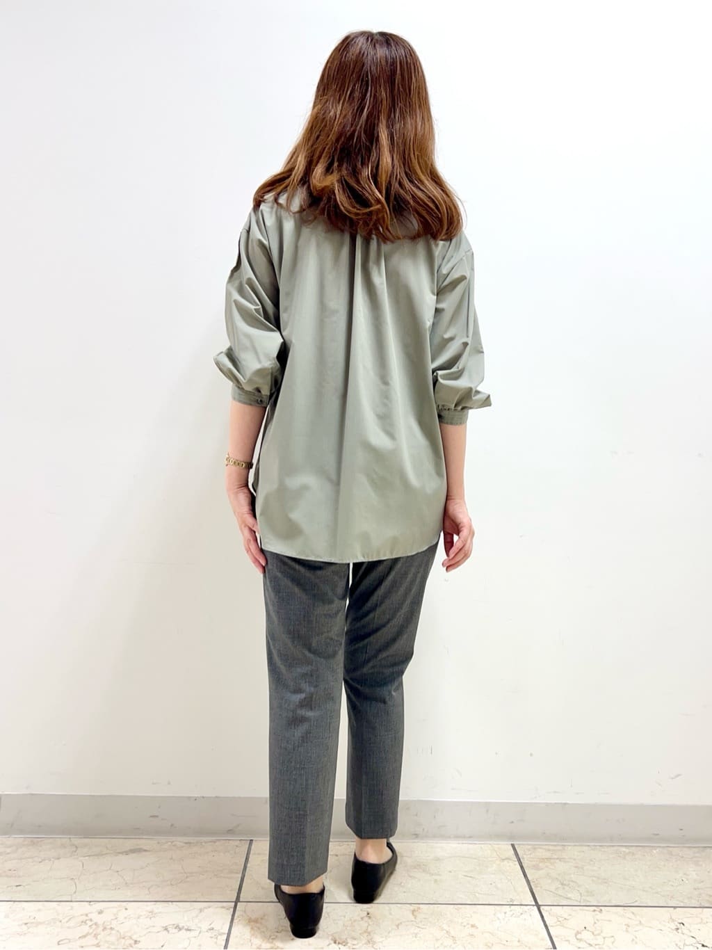 yuさんの「Reflect｜【程よいゆとり感／体型カバー】ピンタックデザインシャンブレーブラウス」を使ったコーディネート