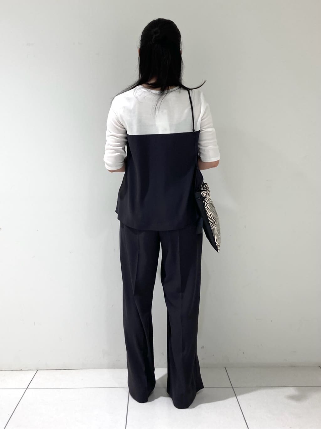 momokoさんの「INDIVI｜【セットアップ可能】ビスチェレイヤード風トップス」を使ったコーディネート