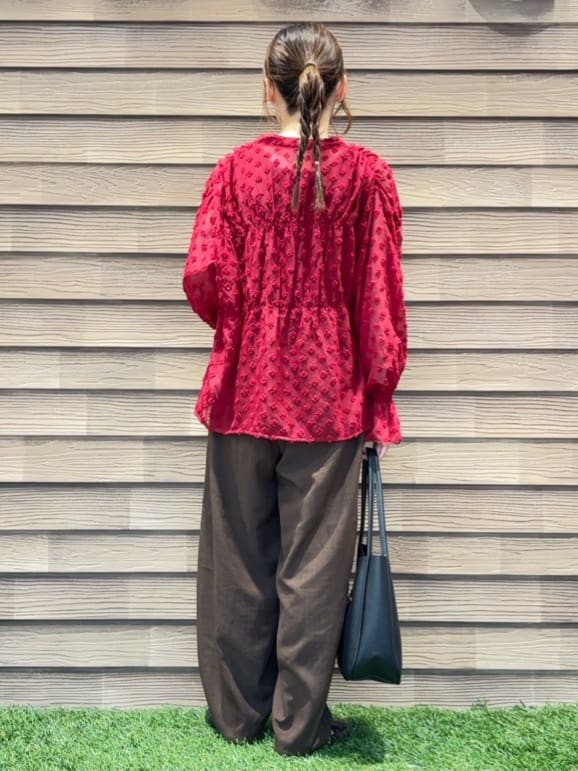 himiさんの「SHOO･LA･RUE｜華やかにさをプラスする シアードビー シャーリングブラウス」を使ったコーディネート
