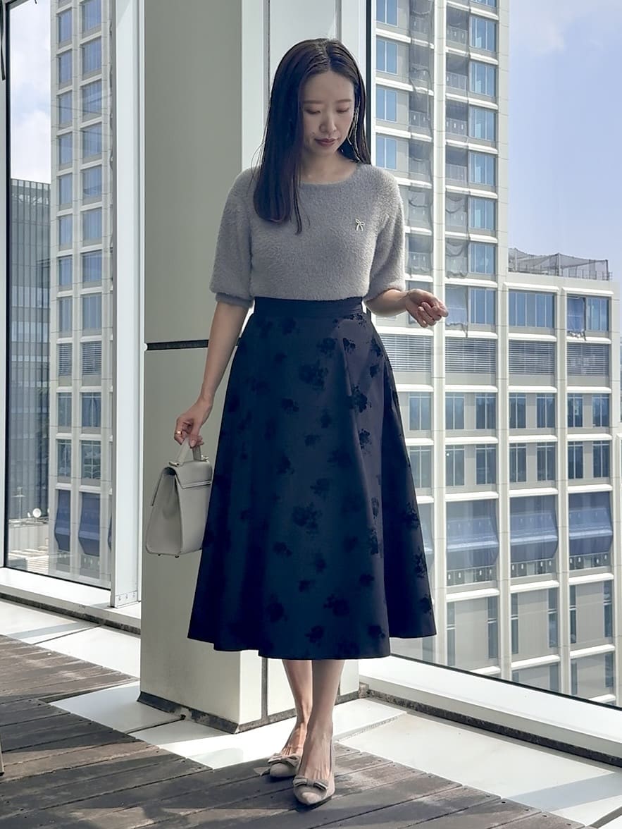 teiさんの「Couture brooch｜【美シルエット・通勤】フロッキーフラワープリントスカート」を使ったコーディネート