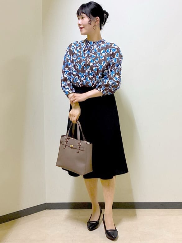  beni_gingerさんの「Reflect｜【ジャケットのインナーにおすすめ◎】花柄タックデザインブブラウス」を使ったコーディネート