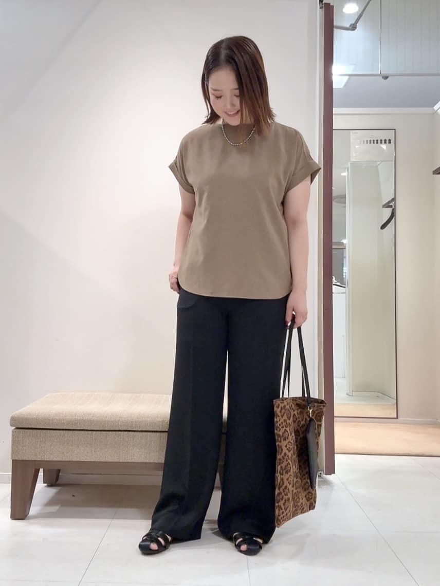 YUIさんの「UNTITLED｜【セットアップ可/はっ水/通勤】リラククール 半袖ブラウス」を使ったコーディネート