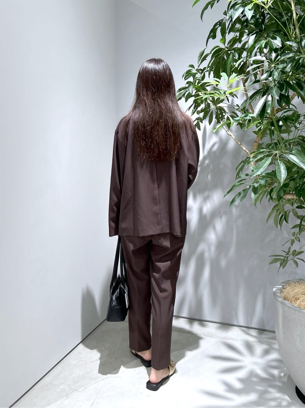 Renoさんの「INDIVI｜Comfy SET UP｜イージーテーパードパンツ【セットアップ対応／通勤/カセット服】」を使ったコーディネート
