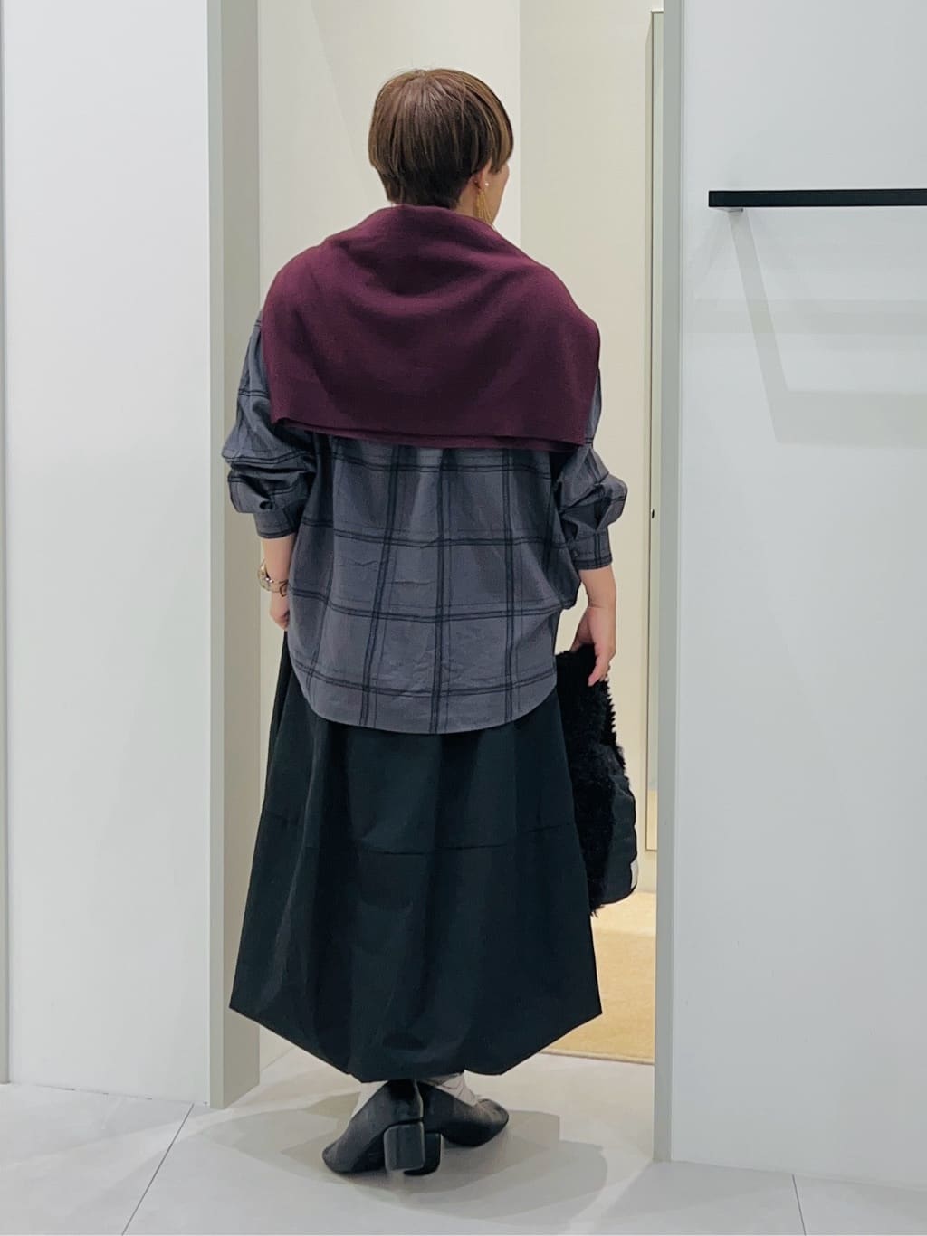 タナさんの「THE SHOP TK｜【すっきりシルエットが叶う】大人のためのVネックニット/毛玉になりにくい/静電気防止/洗濯機OK」を使ったコーディネート