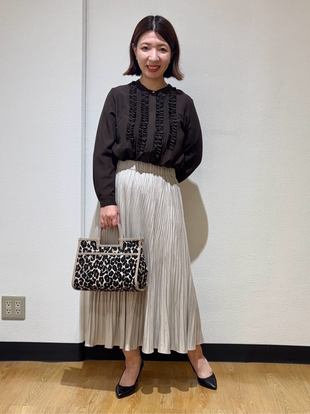 MIKIKOさんの「UNTITLED｜【1枚で着映え/オンオフ着回し】フリルサテンブラウス」を使ったコーディネート