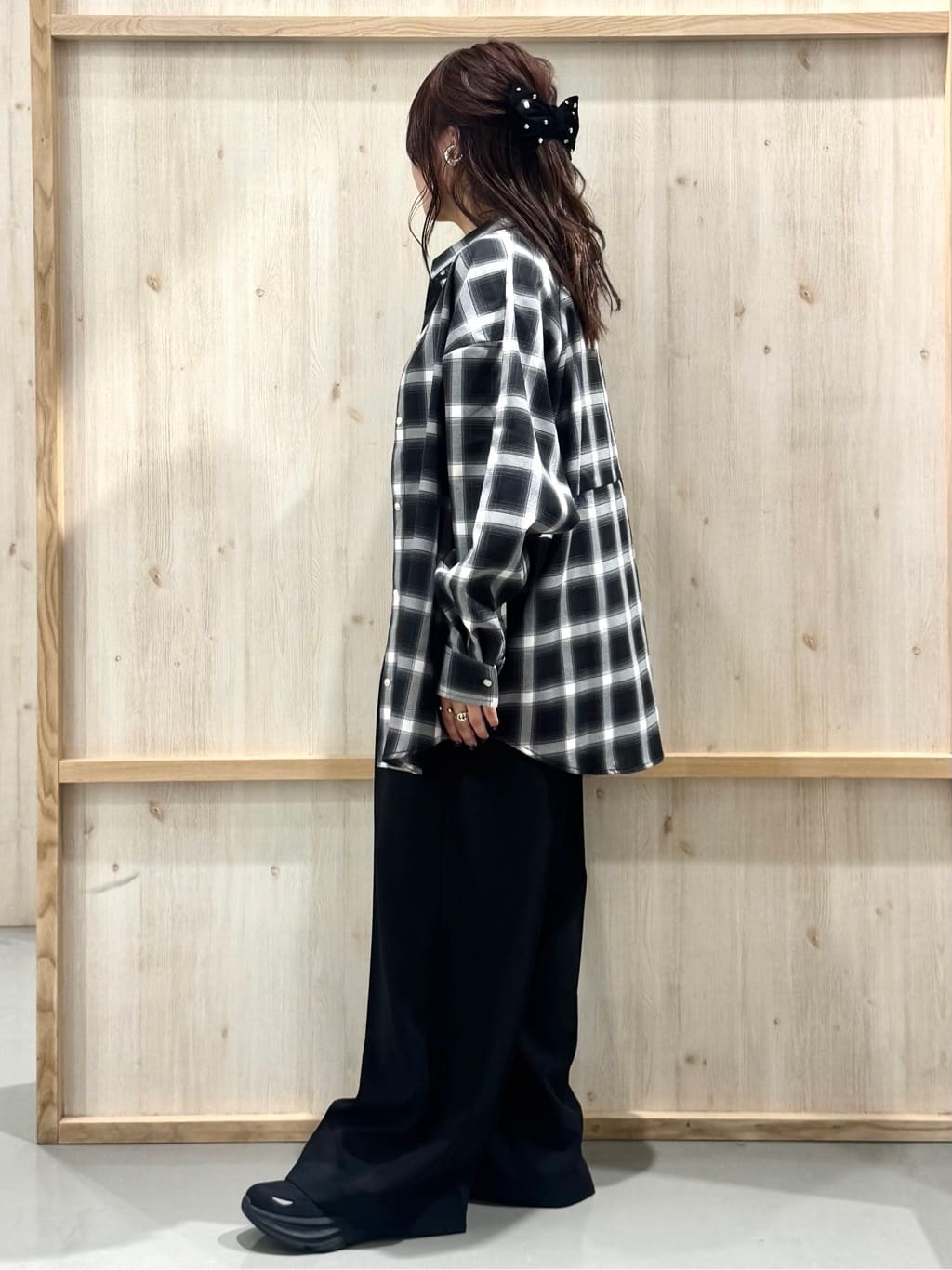 nanaさんの「THE SHOP TK｜【即戦力/軽羽織】チェックドルマンシャツ」を使ったコーディネート