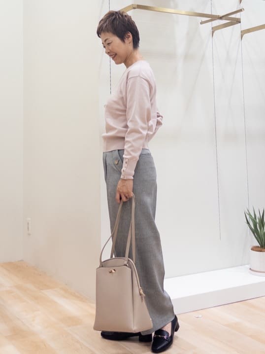 シュウコさんの「grove｜ON/OFF毎日使える！袖口ボタンドロップショルダーニット」を使ったコーディネート