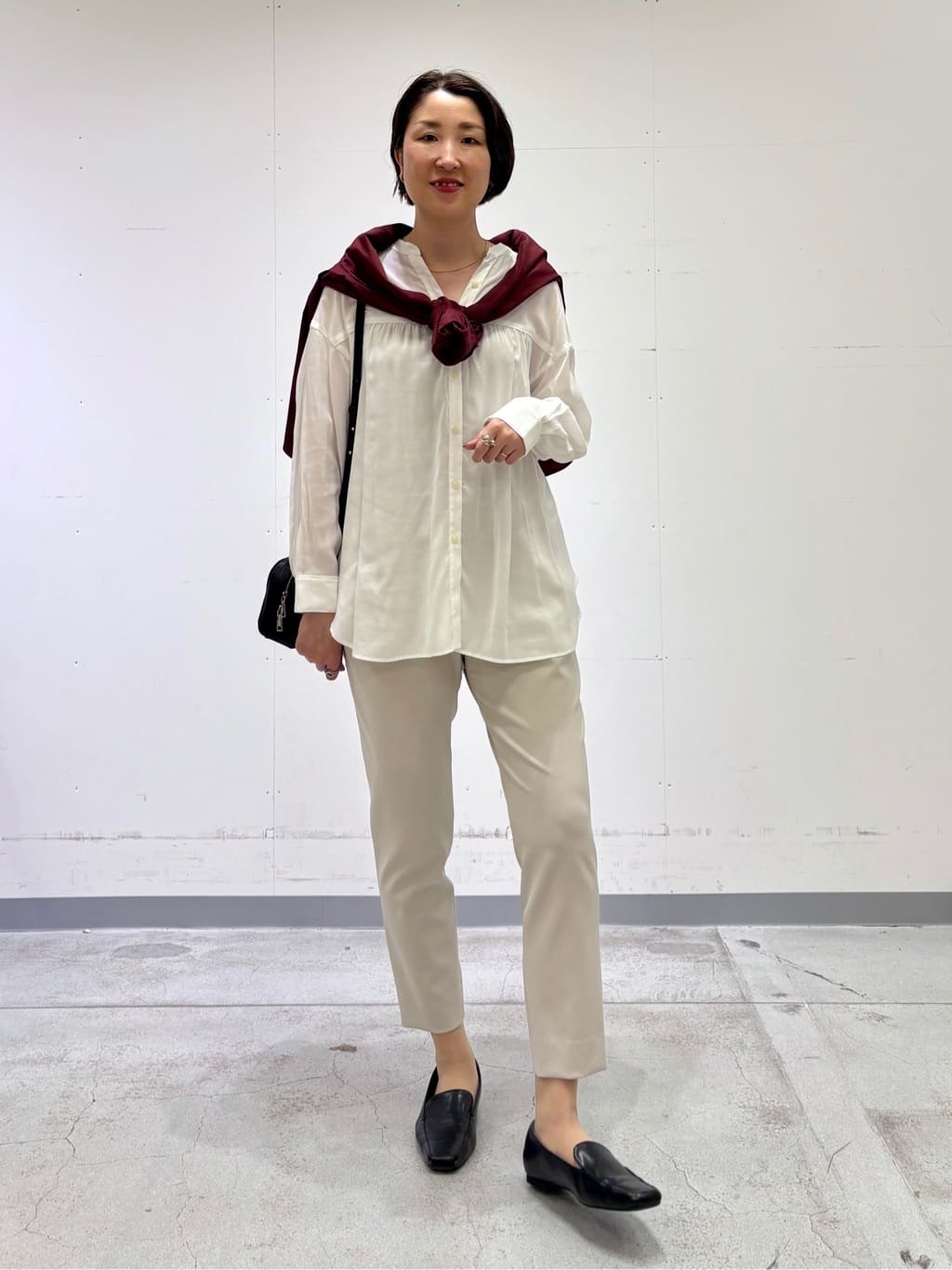 yuriさんの「INDIVI｜【きれいめ／ラメ】シャイニーローン ドレーピーブラウス」を使ったコーディネート