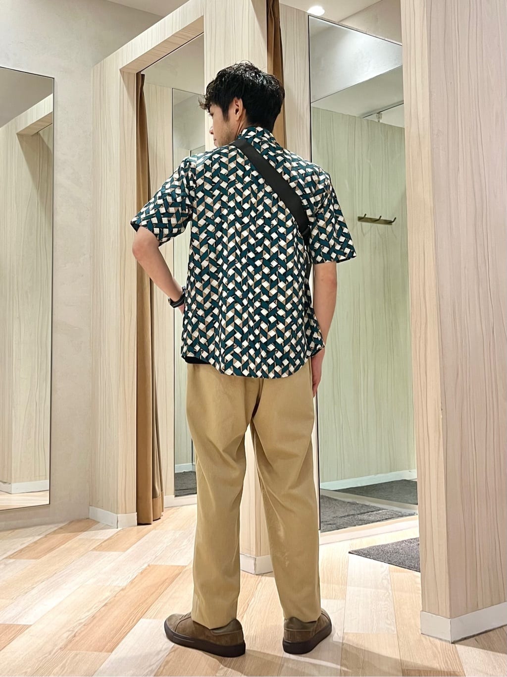 URAさんの「TAKEO KIKUCHI｜【COOL CITY WEAR】籠目アート柄 サッカーシャツ /通気性」を使ったコーディネート