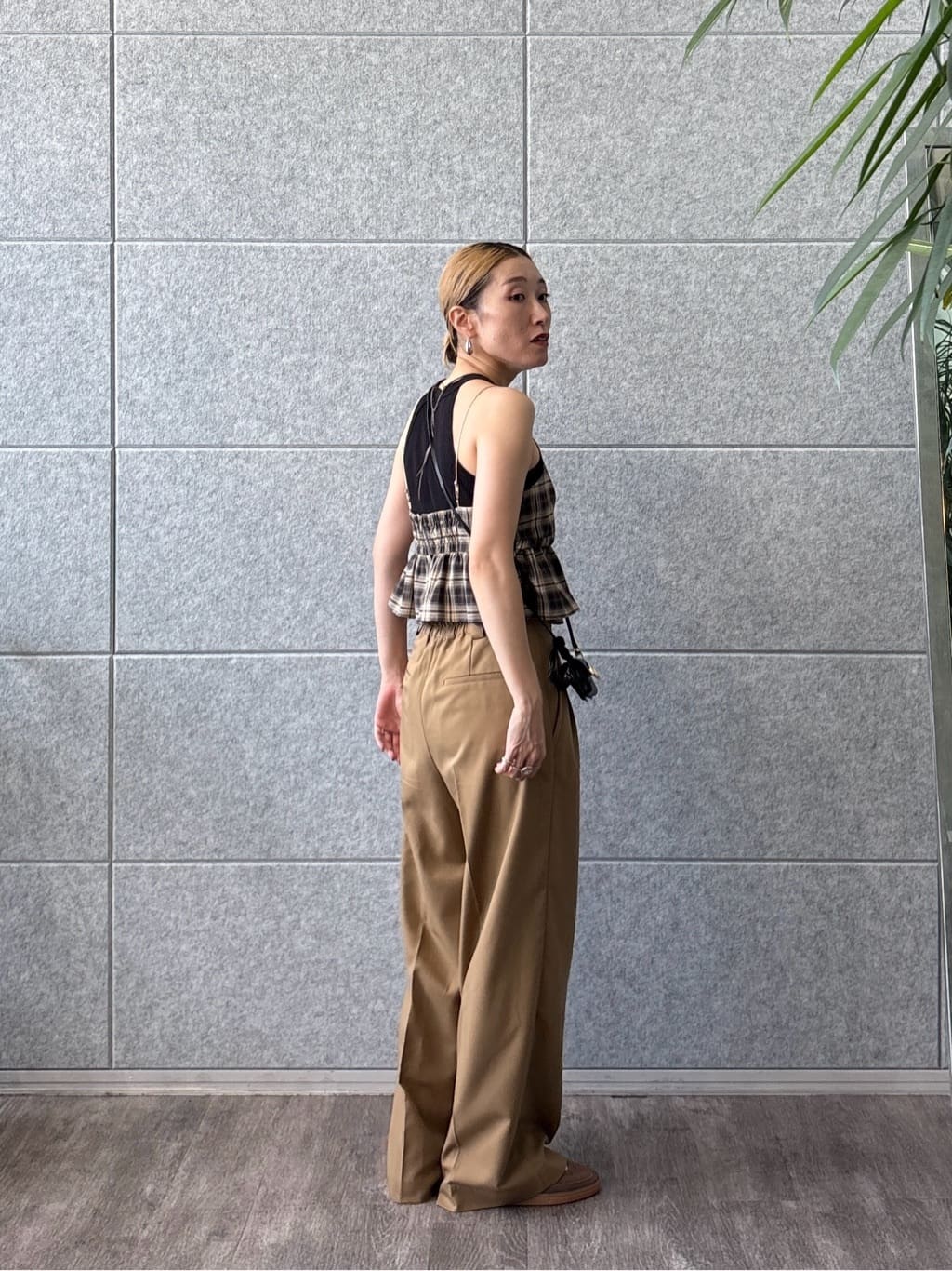 kotakiさんの「INDIVI｜オンブレチェックビスチェ」を使ったコーディネート