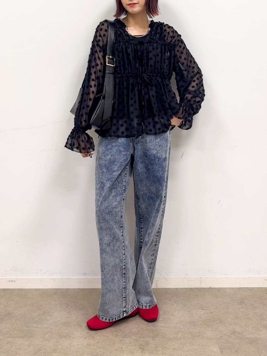 𝐜𝐡𝐢𝐤𝐚さんの「SHOO･LA･RUE｜華やかにさをプラスする シアードビー シャーリングブラウス」を使ったコーディネート