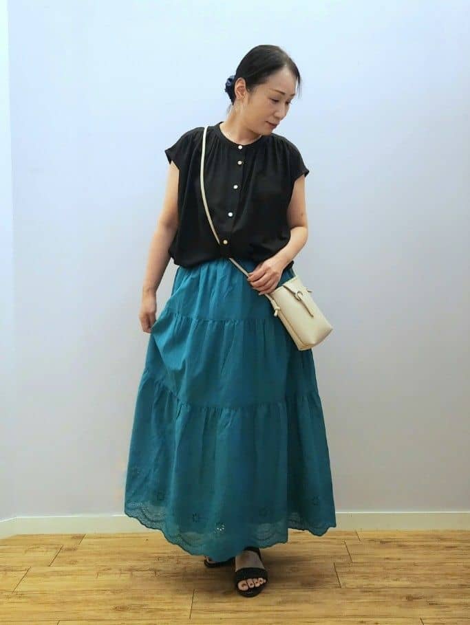 くまさんの「SHOO･LA･RUE｜【S-LL/洗濯後しわになりにくい】上品にきれい見え スラブギャザーブラウス」を使ったコーディネート