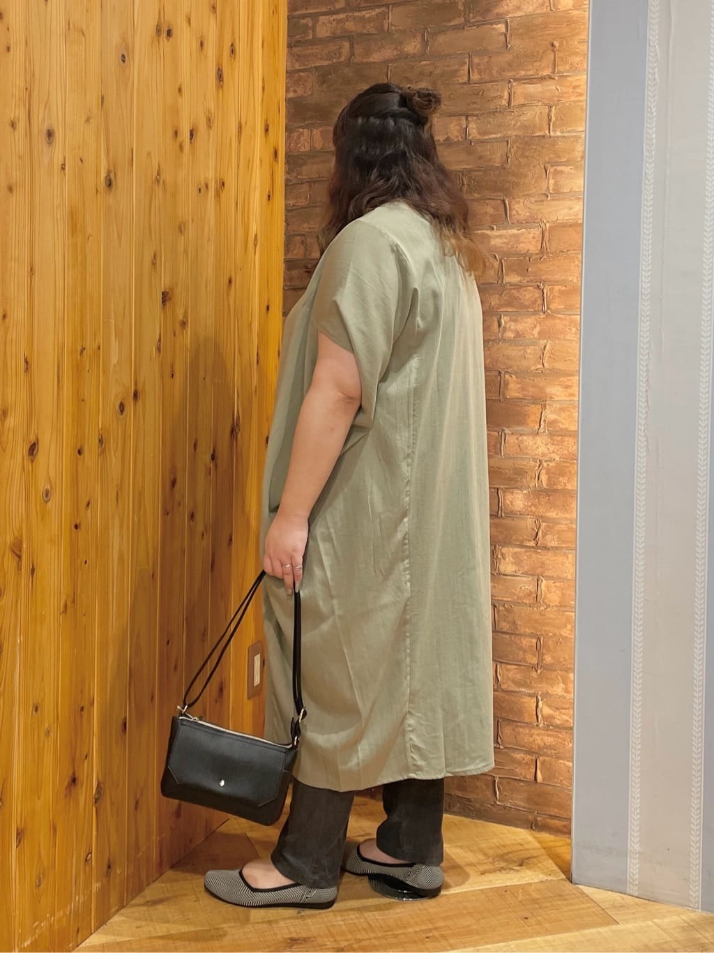 Risaさんの「SHOO･LA･RUE｜【S-LL】楽にサマ見え コクーンシルエットの涼やかワンピース」を使ったコーディネート