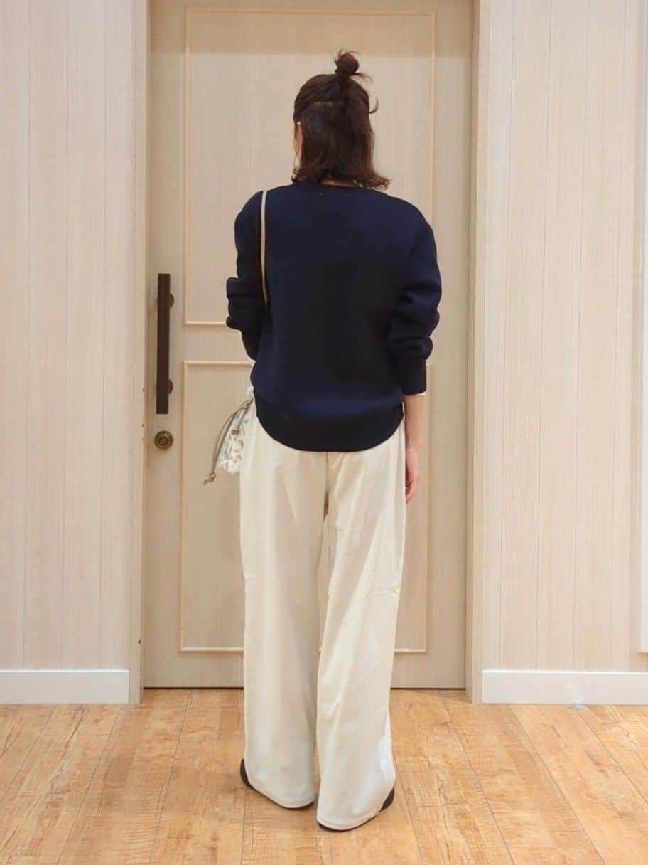 massuさんの「SHOO･LA･RUE｜【洗濯機可/ちくちくしにくい】大人のための スウェットライク刺繍ロゴニット」を使ったコーディネート
