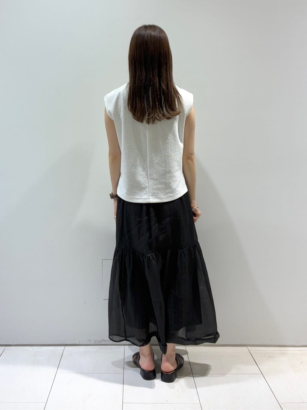 KAOさんの「INDIVI｜【2点セット／着回し◎】ノースリーブ＆ティアードスカート カセット服」を使ったコーディネート