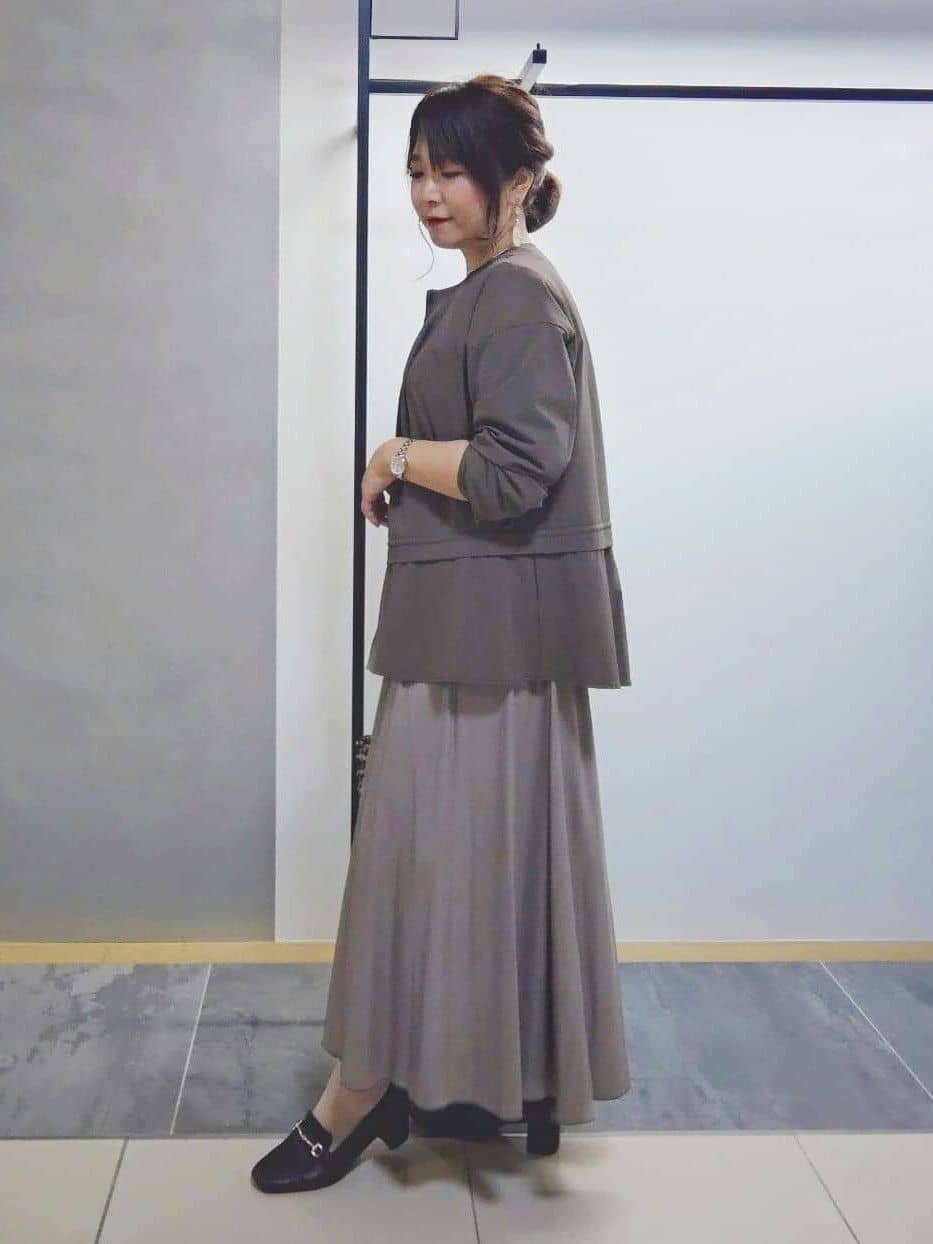TOMOMIさんの「INDIVI｜レザー調ギャザースカート」を使ったコーディネート