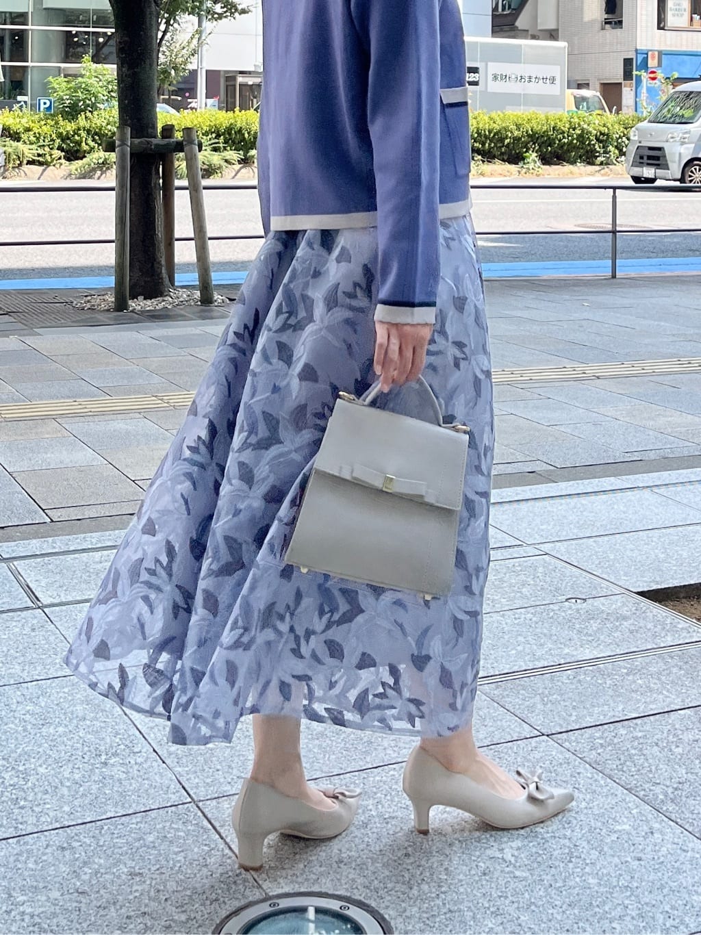 はばさんの「Couture brooch｜【高見え・通勤・大人可愛い】配色総針スカラカーディガン」を使ったコーディネート